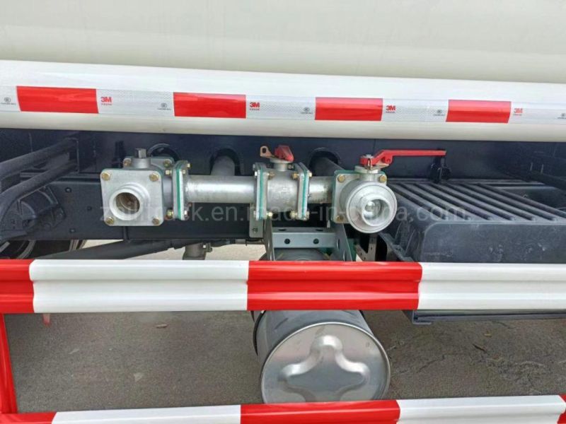Sinotruck HOWO 4000 Gallon Medium Duty Steel Water Tank Truck on Road Price