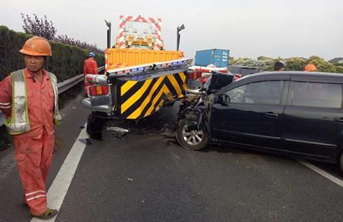 Df Customized Truck Mounted Attenuator (TMA) for Highway Anti-Collision with Warning Arrow