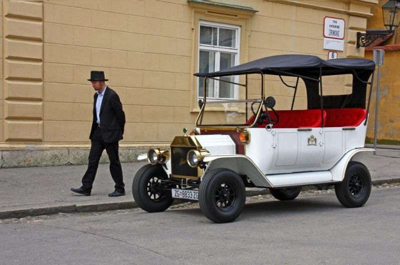 New on Sale Powerful 4-5 Passenger Electric Sightseeing Classic Car Touring Vehicle