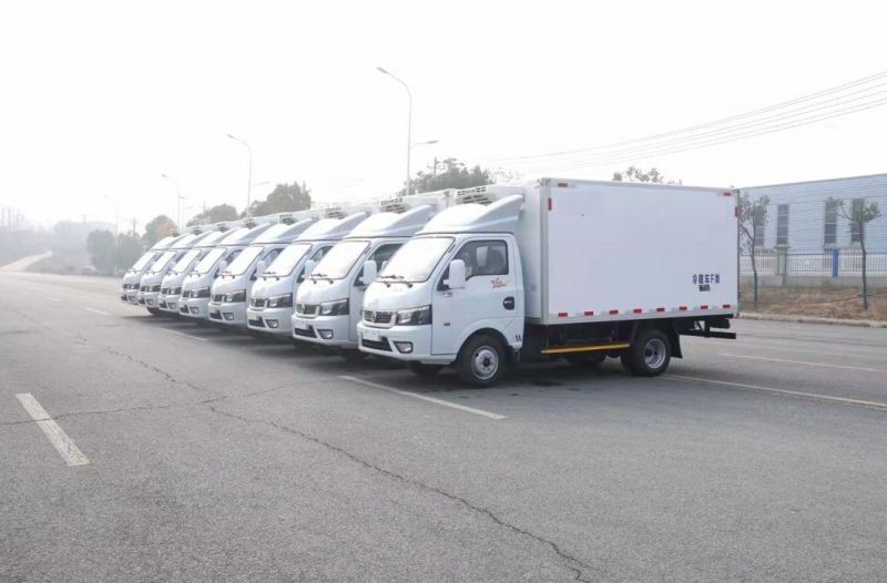 The Popular Dongfeng 102 HP Mini Refrigerated Truck Is Used for Transporting Fresh Food, Fruit and Meat