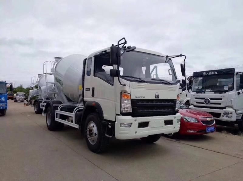 Clw Brand HOWO Light Chassis 4m3 5m3 6m3 Construction Machine Self Loading Concrete Mixer Truck