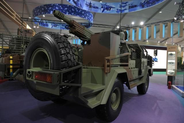 Vehicle-Mounted Howitzer Fire Assault Vehicle