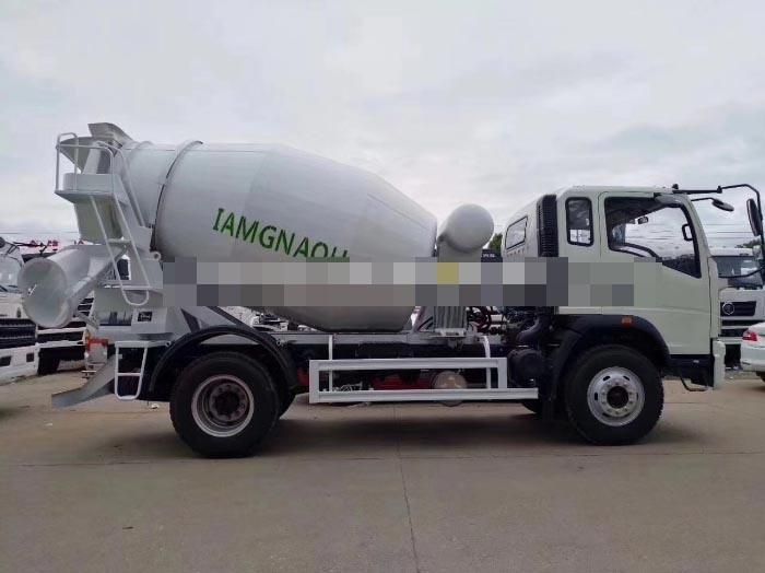 China HOWO 7cbm 4*2 Construction Mixing Vehicles 7000liters Mobile Cement Concrete Mixer Truck to Bangladesh